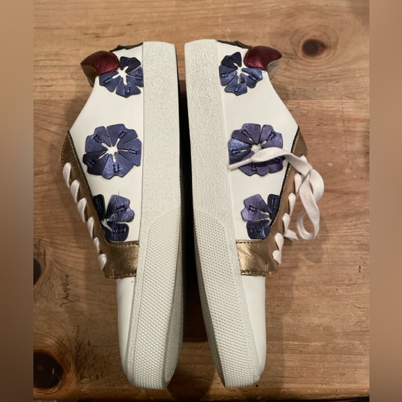 Vince Camuto Shoes - Vince Camuto Women’s White Leather Metallic Floral Lace up Claudinia Sneaker 9